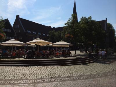 Blick auf das Rathaus und St. Viktor in Dlmen. 