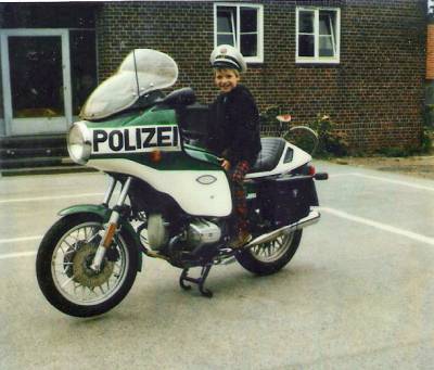 Der erste Berufswunsch lautete klassischerweise: Polizist - hier das Probesitzen auf dem Polizeimotorrad vor der Daruper Grundschule 1981. 