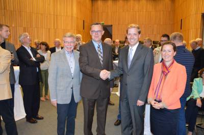 Erste Gratulation am Wahlabend - 13. September 2015 im Kreishaus Coesfeld: Mitbewerber Carsten Rampe (SPD) sowie mein Vorgnger Konrad Pning und meine Ehefrau Hannelore Schulze Pellengahr