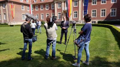 Interview-Anfragen wie hier durch das ZDF fr das heute journal im Mai 2020 gehren auch zu den Aufgaben eines Landrats... 