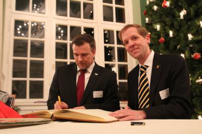 Offizielle Begrndung der Partnerschaft zwischen den Kreisen Ostprignitz-Ruppin und Coesfeld am 13.12.2018 - Unterzeichnung der Urkunde mit Landrat Ralf Reinhardt in Neuruppin