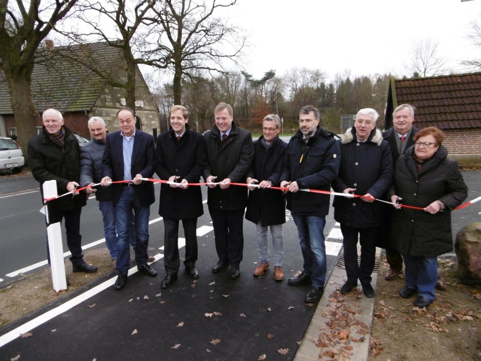 Kreistagsmitglieder und Vertreter der beteiligten Behrden trafen sich mit Havixbecks Brgermeister Klaus Gromller (5.v.l.), Landrat Dr. Christian Schulze Pellengahr (4.v.l.) und Kreisdirektor Joachim L. Gilbeau (3.v.r.) zur offiziellen Verkehrsfreigabe