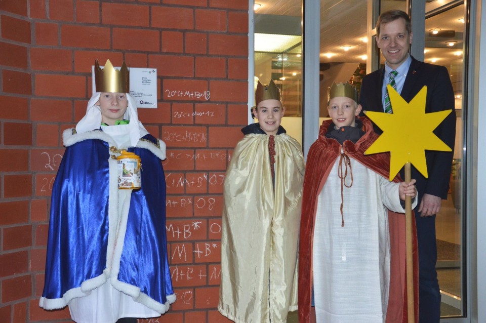 Die Sternsinger aus St. Lamberti mit Landrat Dr. Christian Schulze Pellengahr und dem Segensspruch am Haupteingang des Kreishauses in Coesfeld (Aufnahme: Kreis Coesfeld, Christoph Hsing)