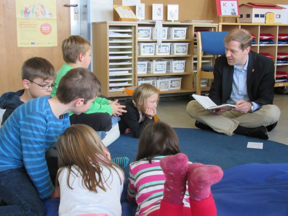 Begeistert hrten die Kinder der Peter-Pan-Schule in Dlmen Landrat Dr. Christian Schulze Pellengahr beim vorlesen zu.