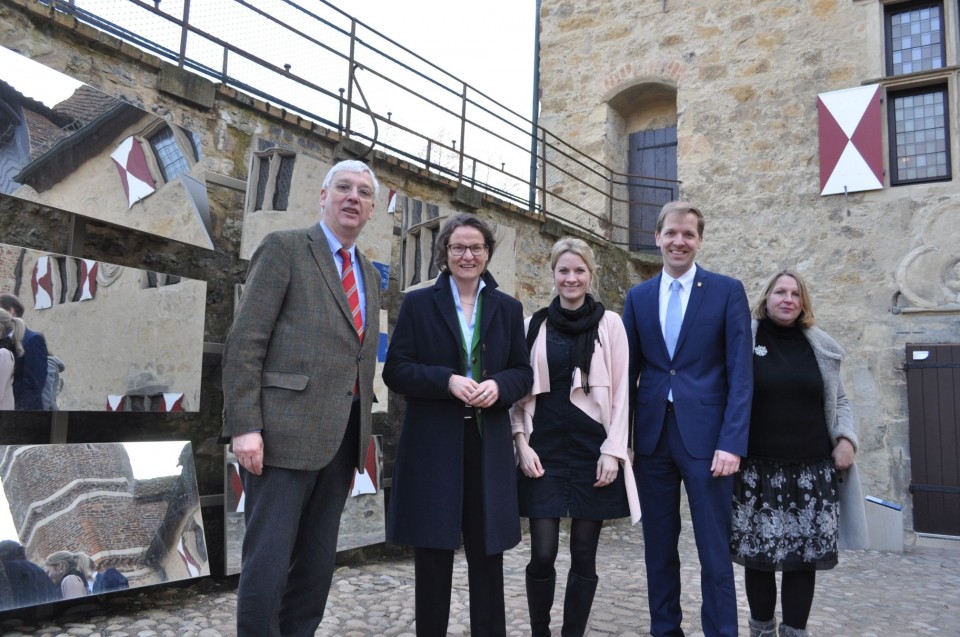 Im Innenhof der Burg Bischering (v.l.n.r.): Kreisdirektor Joachim L. Gilbeau,  Ministerin Ina Scharrenbach, Kulturreferentin Swenja Janning, Landrat Dr. Christian Schulze Pellengahr und Kunsthistorikerin Norma Sukup. 