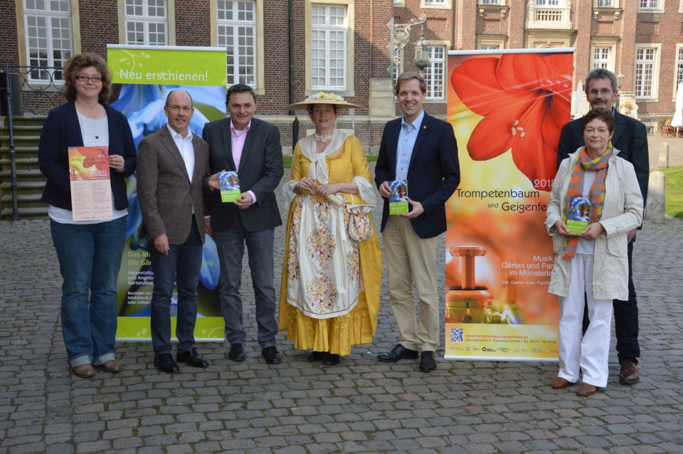 Freuten sich ber die gehaltvolle neue Broschre: v.l.n.r.: Ulrike Brandt (Kreis Borken), Landrat a. D. Thomas Kubendorff, Brgermeister Dietmar Bergmann, Gstefhrerin Dr. Birgit Beisch im historischen Kostm, Landrat Dr. Christian Schulze Pellengahr