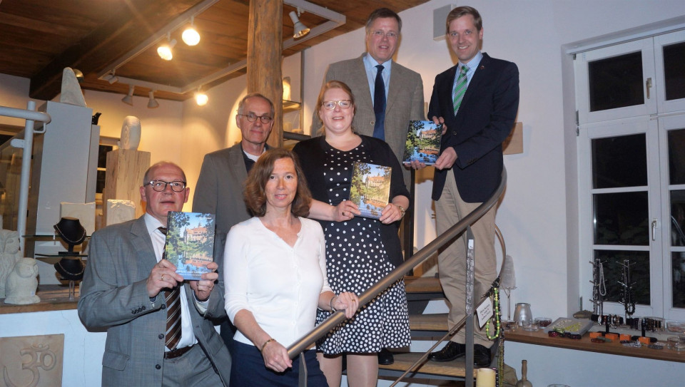 Dr. Dirk Pamann (Verlag Aschendorff), Fotograf Andreas Lechtape, Kreisarchivarin Ursula Knig-Heuer, Autorin Maron Bayer, Brgermeister Klaus Gromller und Landrat Dr. Christian Schulze Pellengahr (v.l.n.r.)