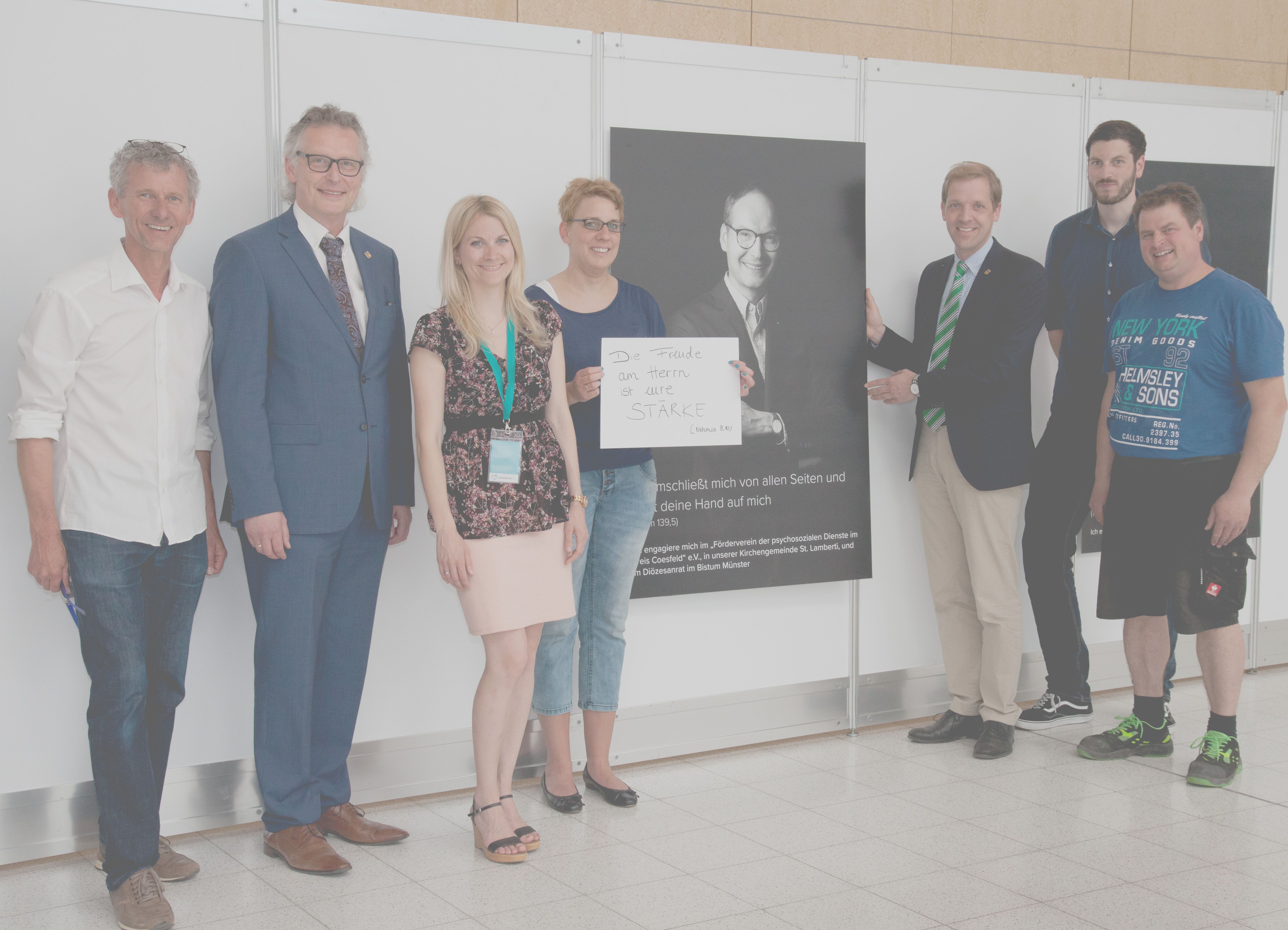 Fotograf Felix Hsch-Walligura, Dezernent Detlef Schtt, Kulturreferentin Swenja Janning (beide Kreis Coesfeld), Kreisdekanats-Geschftsfhrerin Stephanie Krahnenfeld, Landrat Dr. Christian Schulze Pellengahr mit den technisch versierten Kreismitarbeitern