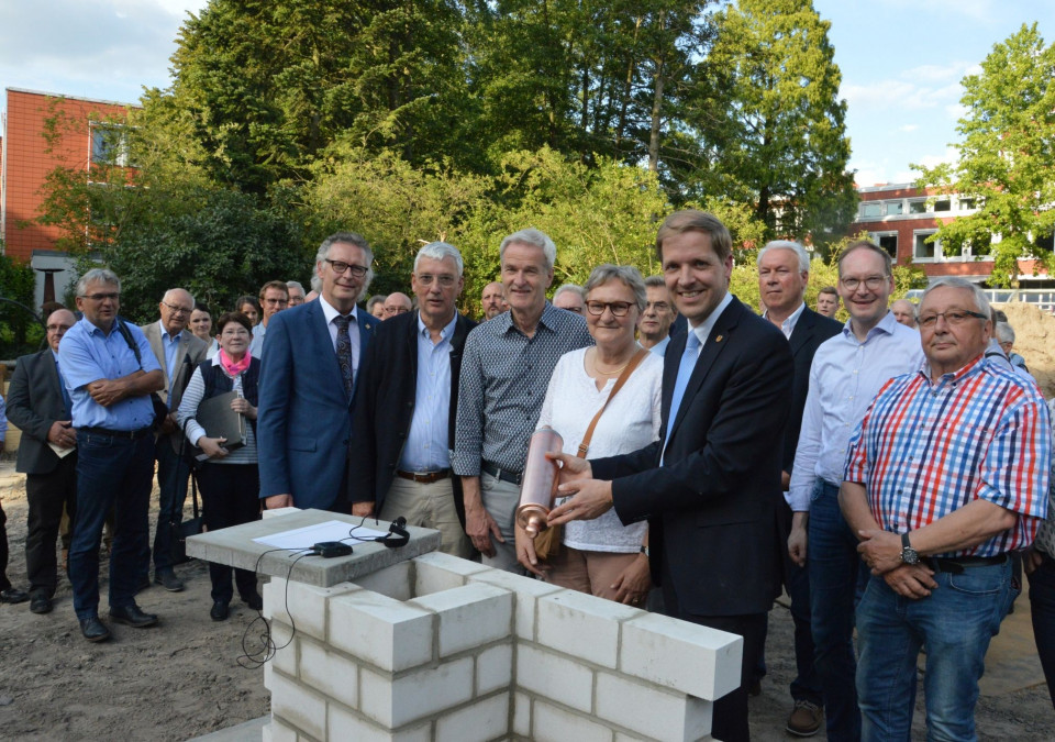 Im Beisein der Kreistagsmitglieder versenkten Dezernent Detlef Schtt,  Kreisdirektor Joachim L. Gilbeau, Architekt Ulrich Bock, Jugendamtsleiterin Johanna Dlker und Landrat Dr. Christian Schulze Pellengahr (vorne, v.l.n.r.) feierlich die Zeitkapsel