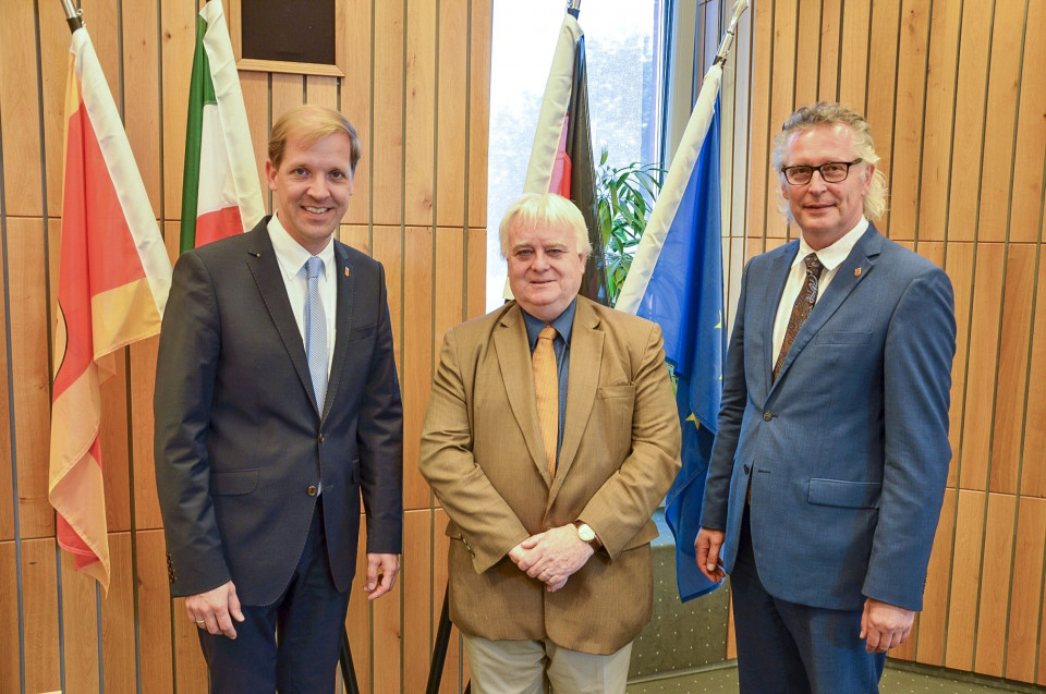 Neues vom Sport: Landrat Dr. Christian Schulze Pellengahr, Professor Dr. Roland Naul und Dezernent Detlef Schtt (v.l.n.r.) tauschten sich im Kreishaus aus. 