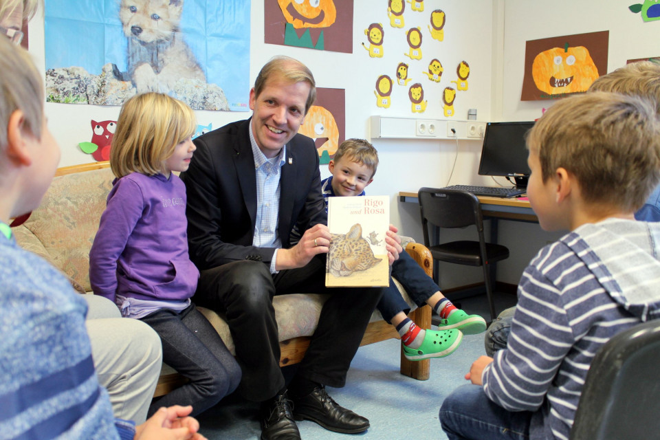 Landrat Dr. Christian Schulze Pellengahr las den Schulanfngern vor (Aufnahme: Stadt Dlmen, Andr Siemes).