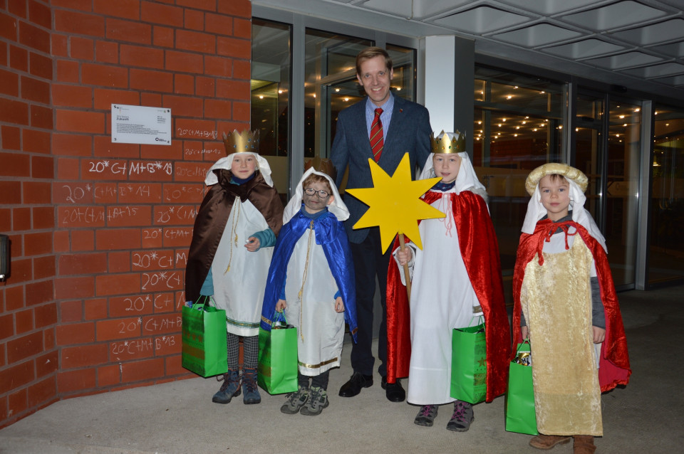 Die Sternsinger aus St. Lamberti mit Landrat Dr. Christian Schulze Pellengahr und dem Segensspruch an der Eingangswand des Kreishauses in Coesfeld