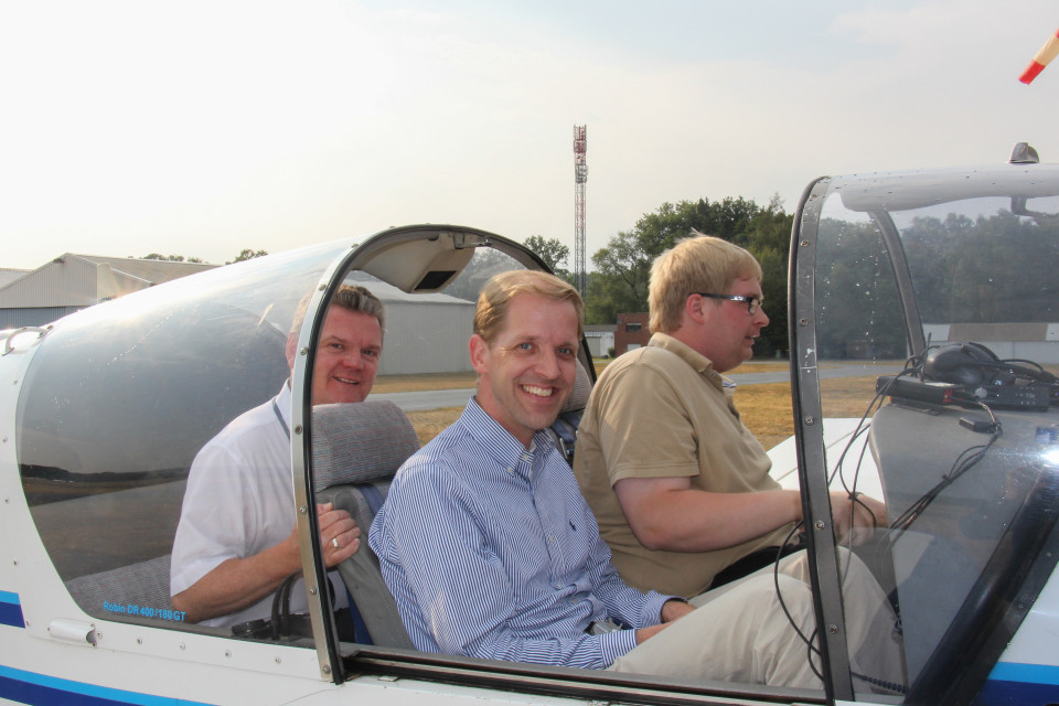 Startklar zum Rundflug ber den Kreis Coesfeld: Landrat Dr. Christian Schulze Pellengahr (vorne) im Motorflugzeug mit Stefan Klett (hinten). Foto: Borkenberge-Gesellschaft