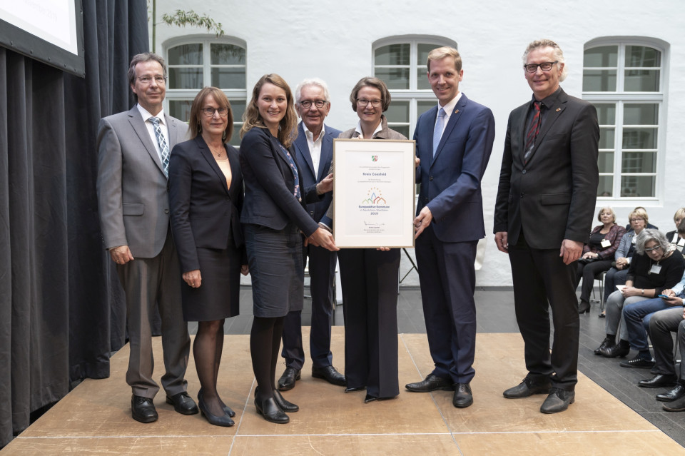 Europaminister Dr. Stephan Holthoff-Pfrtner (4.v.l.), Heimatministerin Ina Scharrenbach (3.v.r.) mit Landrat Dr. Christian Schulze Pellengahr (2.v.r.) und seiner Delegation 