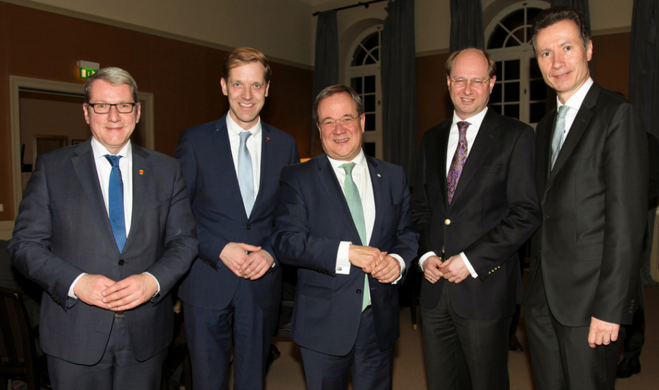 NRW-Ministerprsident Armin Laschet (Mitte) mit den Landrten Dr. Klaus Effing (Kreis Steinfurt), Dr. Christian Schulze Pellengahr (Kreis Coesfeld) und Dr. Olaf Gericke (Kreis Warendorf) sowie LKT-Hauptgeschftsfhrer Dr. Martin Klein (v.l.n.r.; Aufnahme: