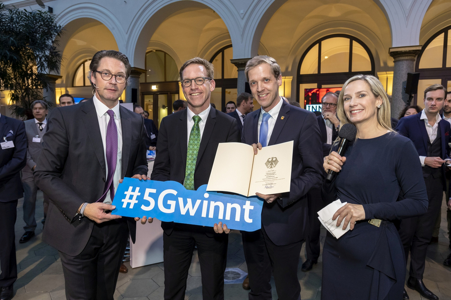 Bundesverkehrsminister Andreas Scheuer, Bundestagsabgeordneter Marc Henrichmann und Landrat Dr. Christian Schulze Pellengahr mit Moderatorin Christiane Stein bei der bergabe (v.l.n.r.)