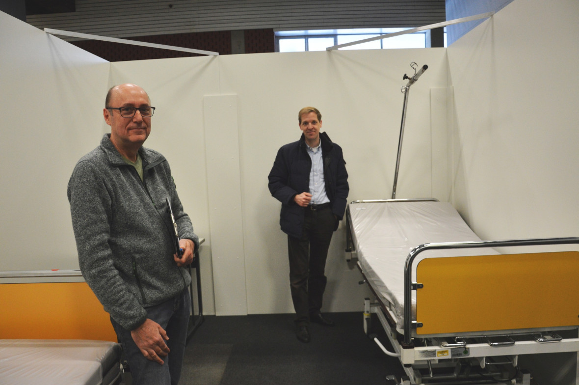 Dr. Volker Gnnewig (links) und Landrat Dr. Christian Schulze Pellengahr in einem Krankenzimmer 