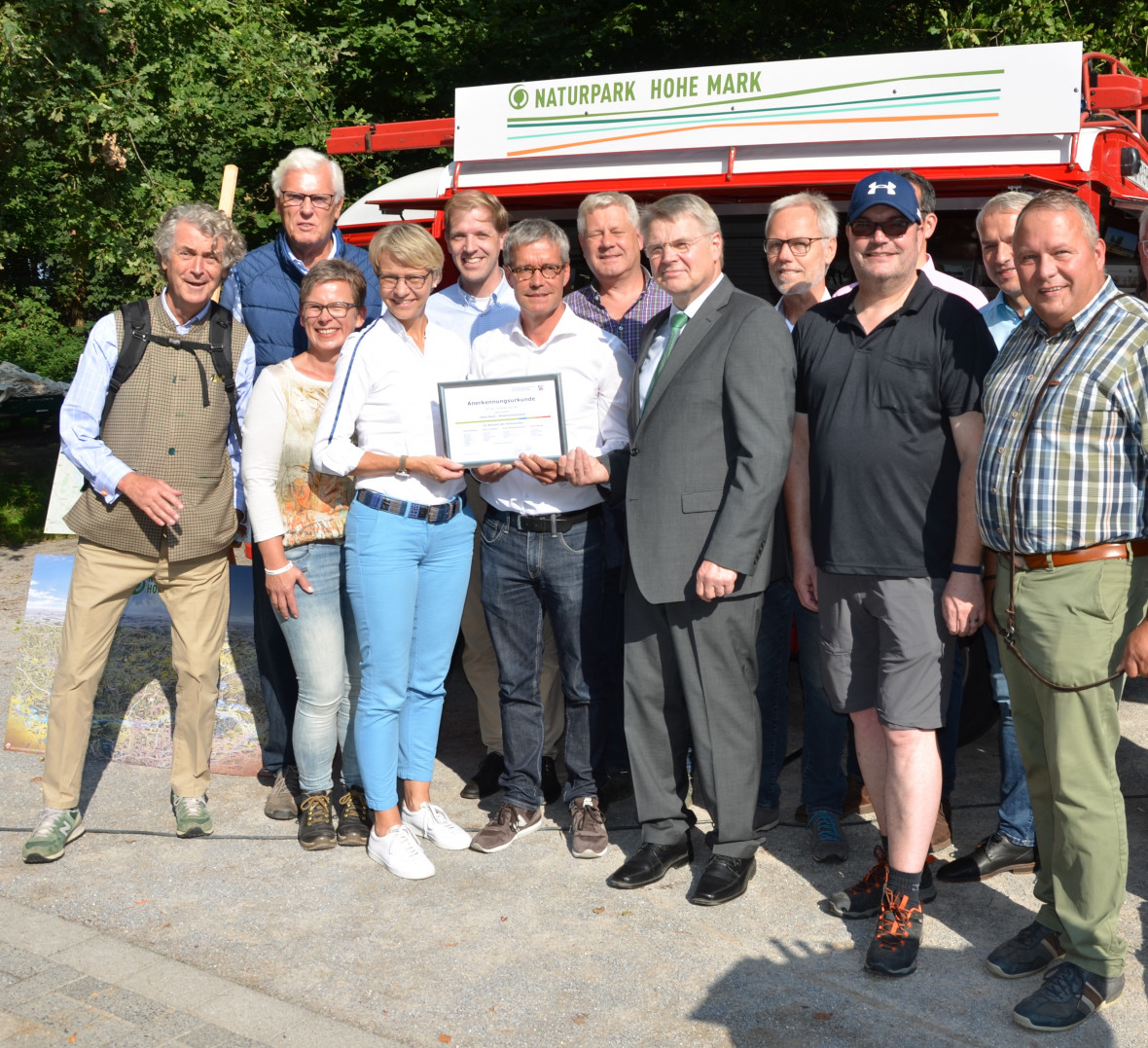 Urkunde berreicht: v.l. Wolfgang Hlker, Dr. Peter Paziorek, Dagmar Beckmann, Regierungsprsidentin Dorothee Feller, Dr. Christian Schulze Pellengahr, Hubert Grothues, Helmut Czichy, Staatssekretr Dr. Heinrich Bottermann, Friedhelm Kahrs-Ude, Bodo Klimp