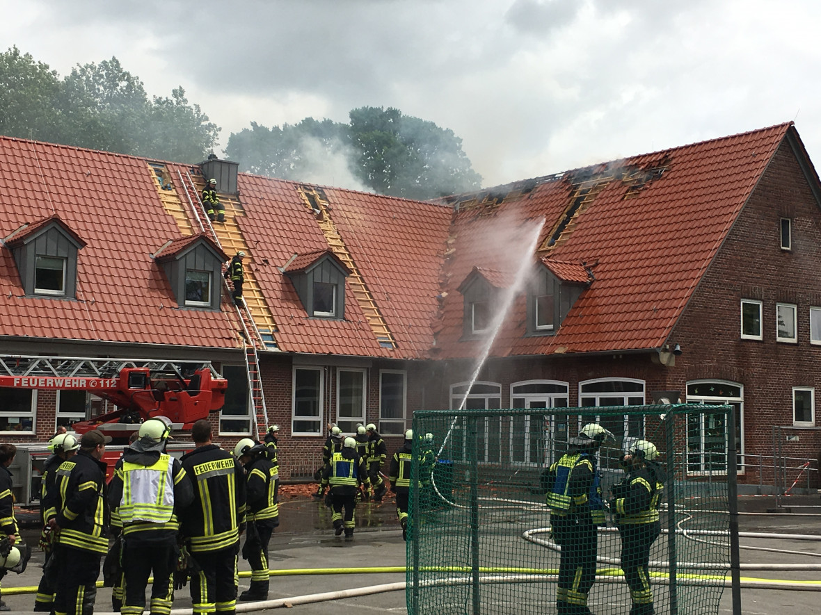 Whrend der Lscharbeiten des Dachstuhlbrandes der Daruper Sebastian-Grundschule