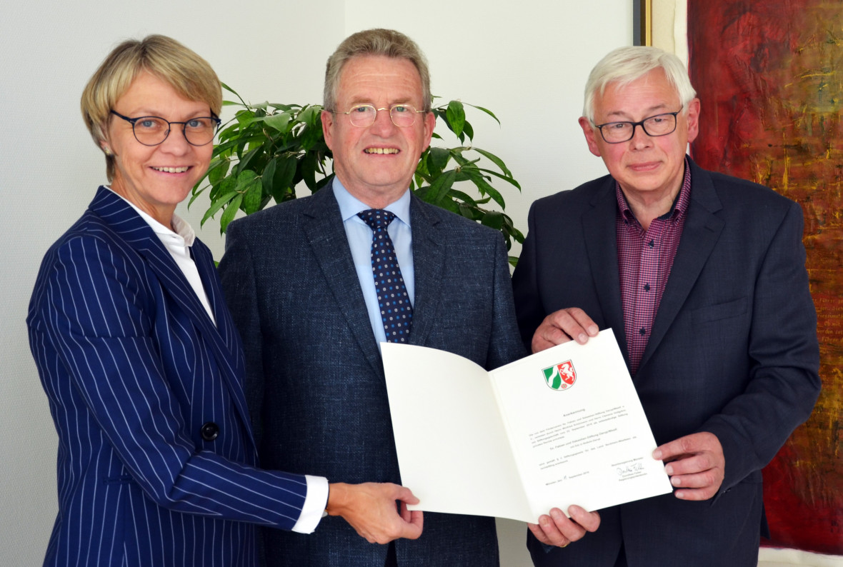 Regierungsprsidentin Dorothee Feller (links) berreichte nun die Anerkennungsurkunde an Winfried Schrmann und Clemens Holtgrve. Foto: Bezirksregierung Mnster