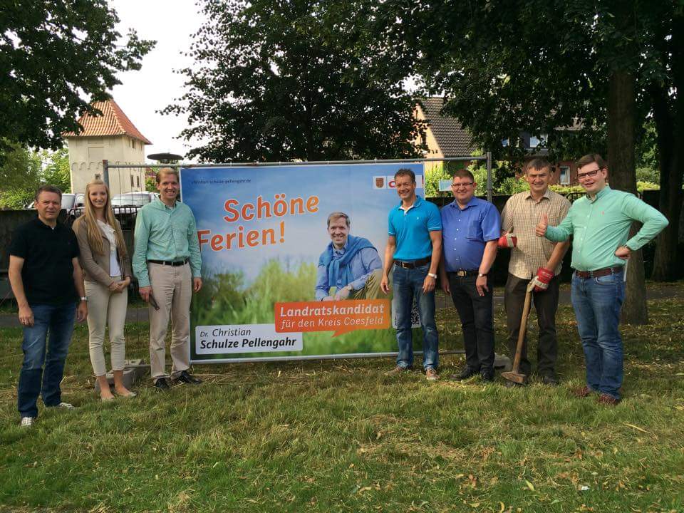 Tatkrftig - wie hier in Coesfeld - werden nun in diesen Tagen in den Stdten und Gemeinden im Kreis die Plakate von Landratskandidat Christian Schulze Pellengahr aufgehngt.