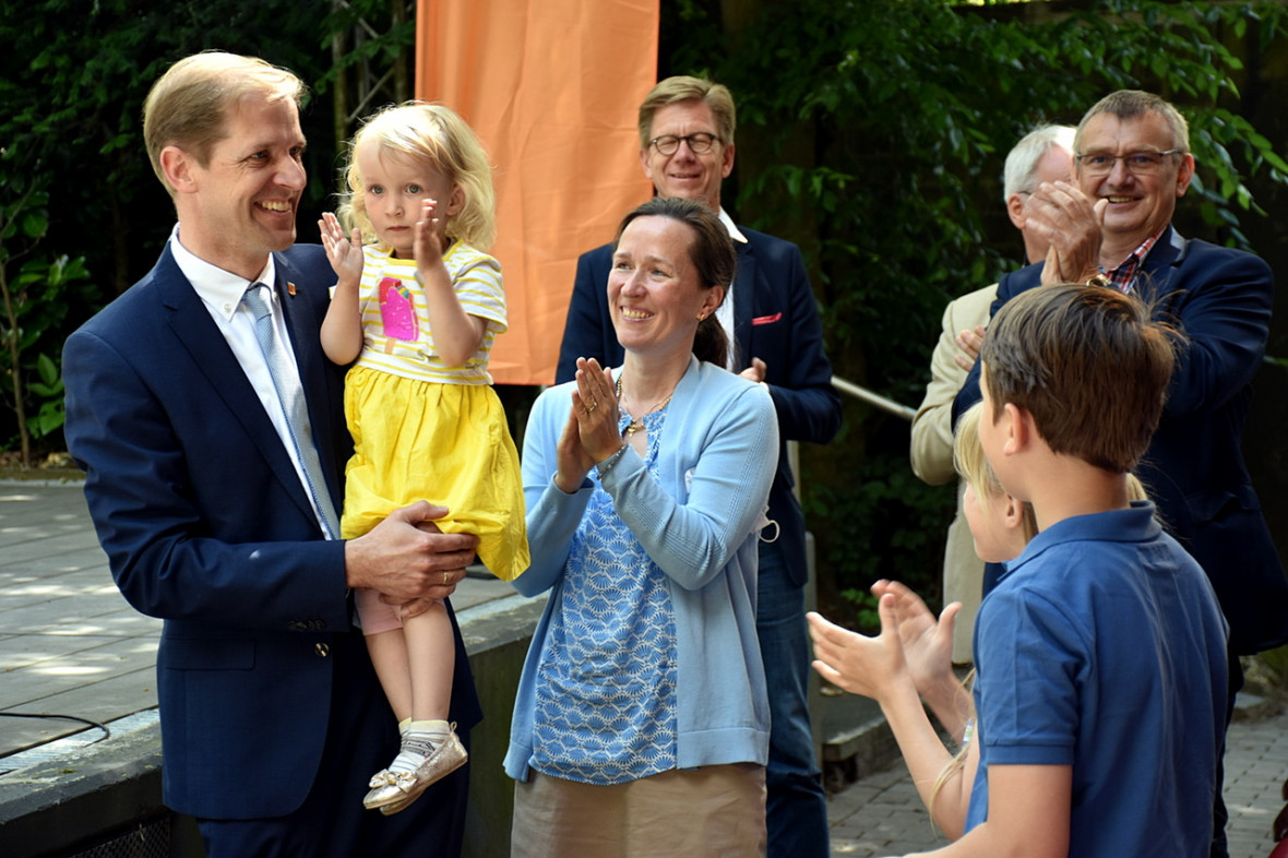 Zu den ersten Gratulanten gehrten seine Frau Hannelore mit ihren gemeinsamen drei Kindern.