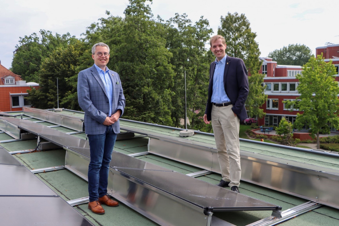 Landrat Dr. Schulze Pellengahr (re.) und Kreisdirektor Dr. Tepe nahmen nun die neue PV-Anlage auf dem Dach des Kreisjugendamtes in Augenschein.