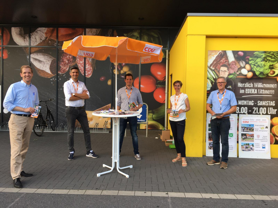 Landrat Dr. Christian Schulze Pellengahr am Wahlkampfstand in Lette