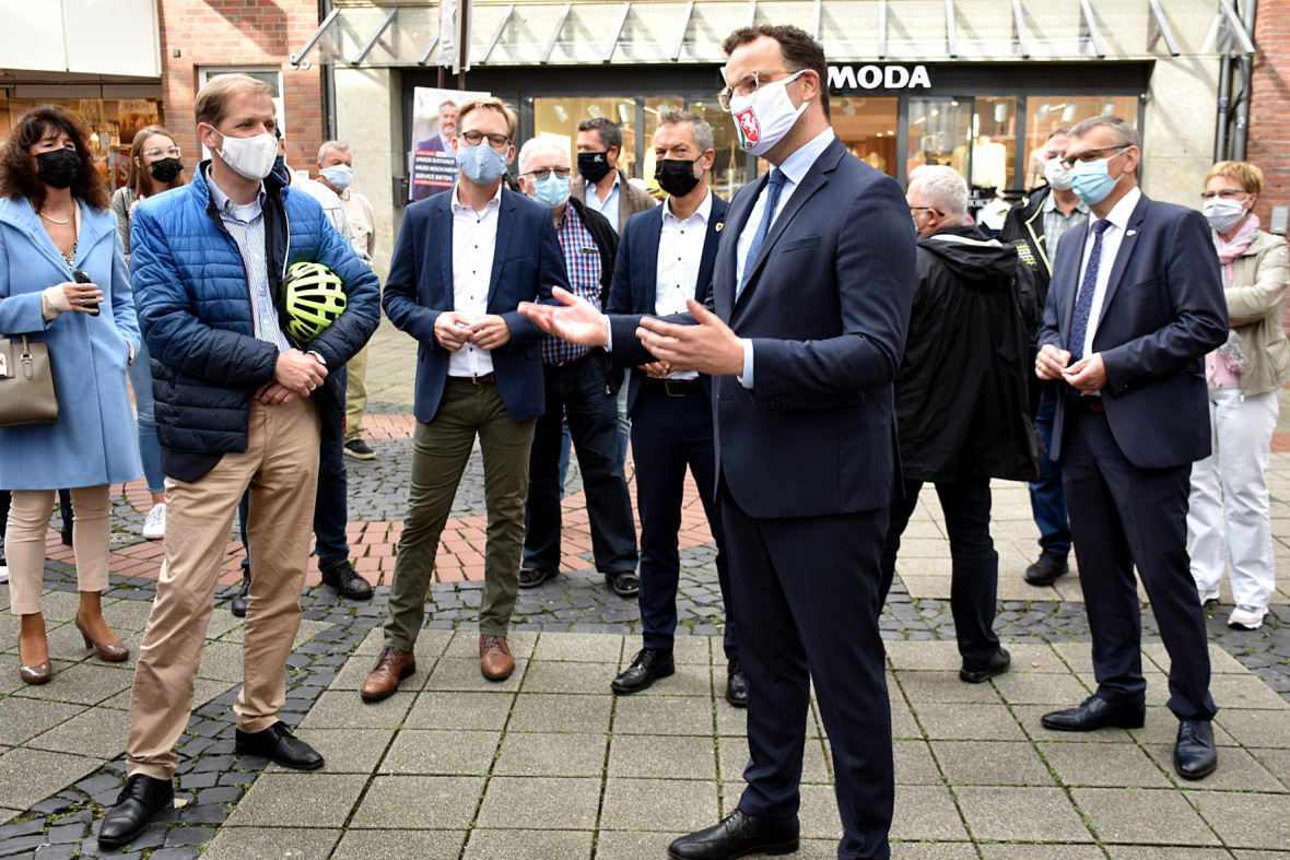 Bundesgesundheitsminister Jens Spahn bei seinem Besuch in der Fugngerzone in Coesfeld.