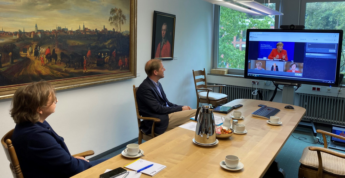 Zusammen mit der stellv. Leiterin des Gesundheitsamtes Coesfeld, Frau Klostermann, nahm Landrat Dr. Christian Schulze Pellengahr an der Online-Konferenz mit der Bundeskanzlerin teil. 