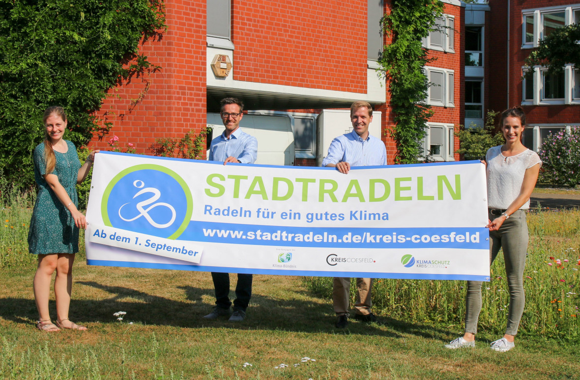 Freuen sich auf das diesjhrige kreisweite Stadtradeln ab dem 1. September (Klimaschutzmanagerin Nina Borgert, Mobilittsbeauftragter Mathias Raabe, Landrat Dr. Christian Schulze Pellengahr, Klimaschutzmanagerin Kristin Holz; v.l.n.r