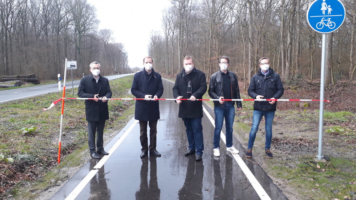 Kreisdirektor Dr. Linus Tepe, Landrat Dr. Christian Schulze Pellengahr und Brgermeister Thomas Stohldreier, Klimaschutzmanager Martin Wolf sowie Fachgruppenleiter Christian Scheipers aus der Gemeinde Ascheberg durchschneiden gemeinsam das Band.