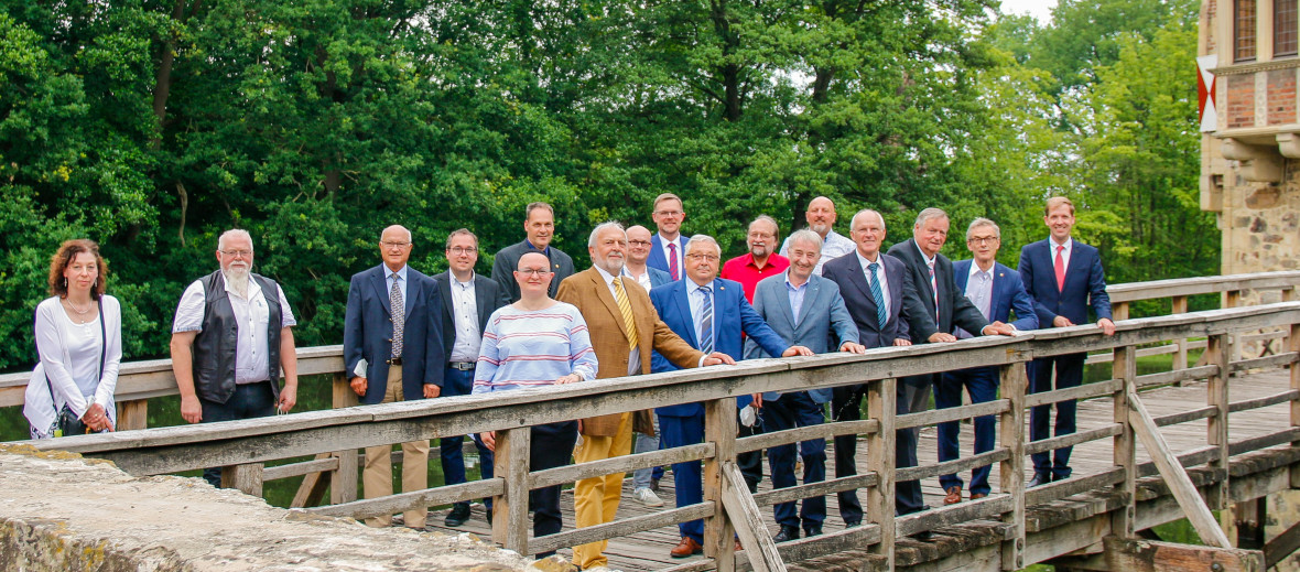 Landrat Dr. Christian Schulze Pellengahr (ganz rechts) ehrte die ehemaligen Kreistagsmitglieder auf Burg Vischering 
