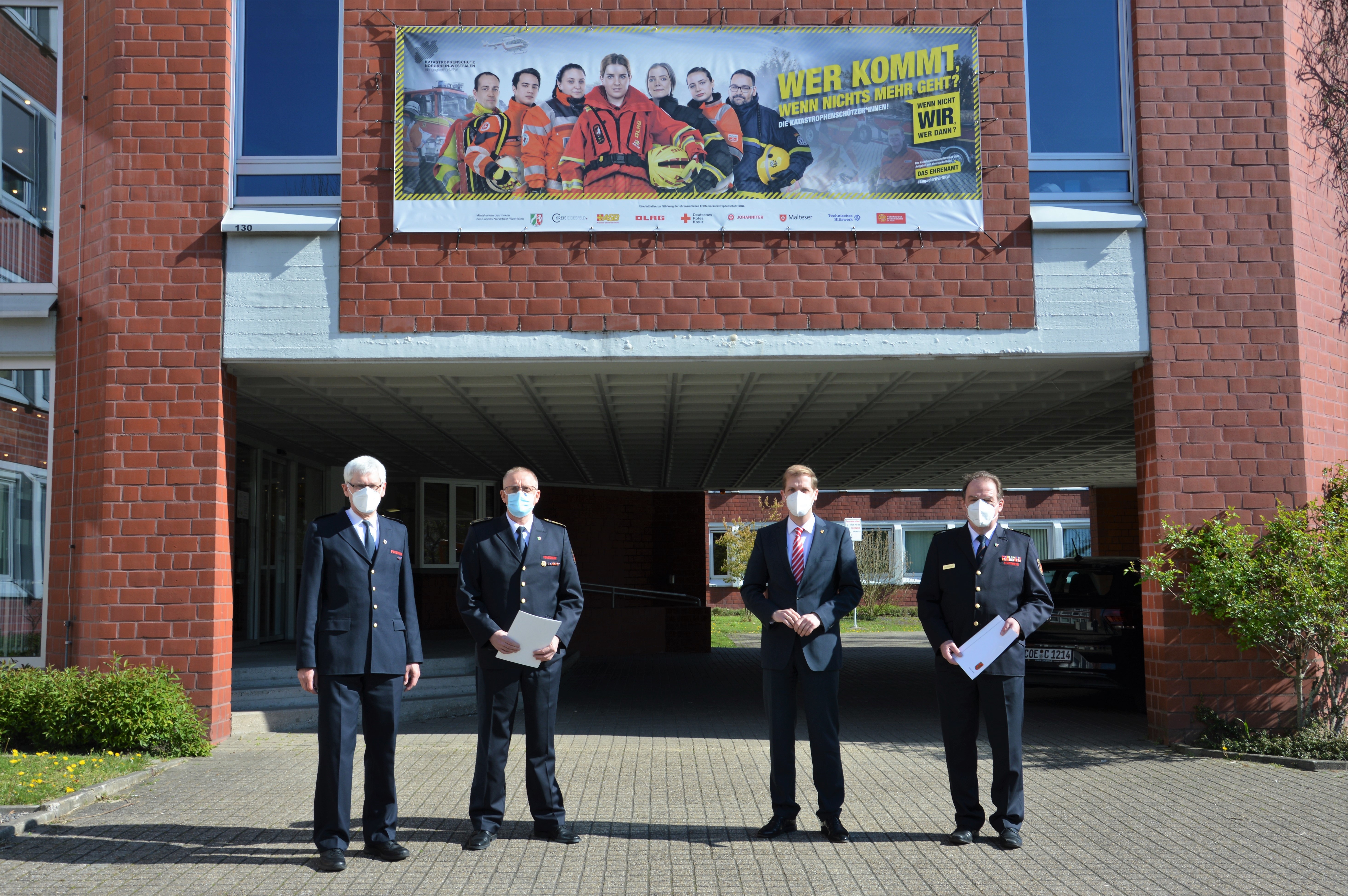 Landrat Dr. Christian Schulze Pellengahr (Zweiter v.r.) und Stellvertretender Kreisbrandmeister Gnter Reuver (l.) berreichen Kreisbrandmeister Christoph Nolte (r.) und Stellvertreter Matthias Heuermann die Urkunden fr eine weitere Amtszeit bis zum Erre