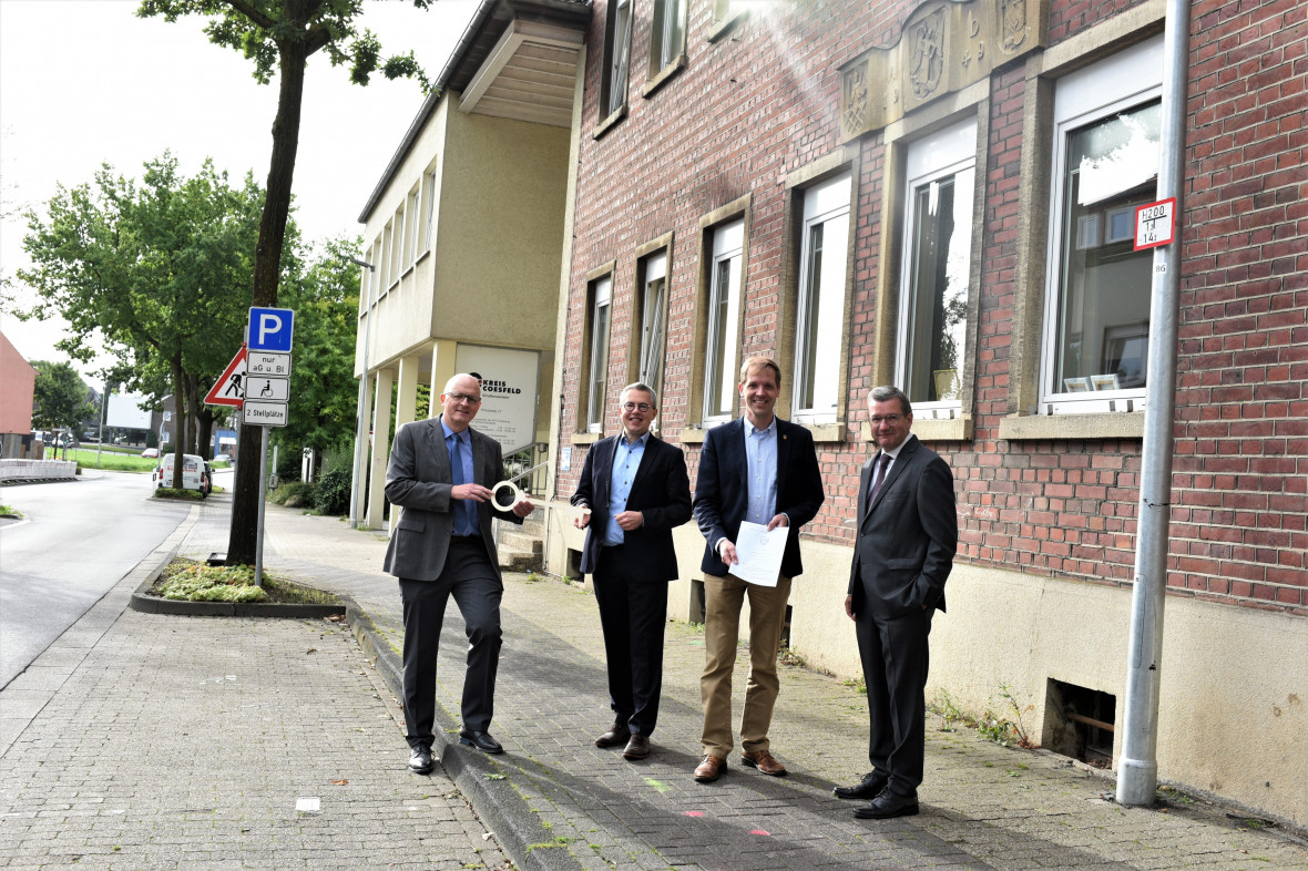 Dr. St. Jägering (1. l.) und Uwe Schramm (4. l.), beide von der Wohnbau in Borken, übergeben symbolisch den Schlüssel an Kreisdirektor Dr. Tepe (2. l.) und Landrat Dr. Schulze Pellengahr (3. l.). Das Gebäude ist Sitz des Straßenverkehrsamtes.
