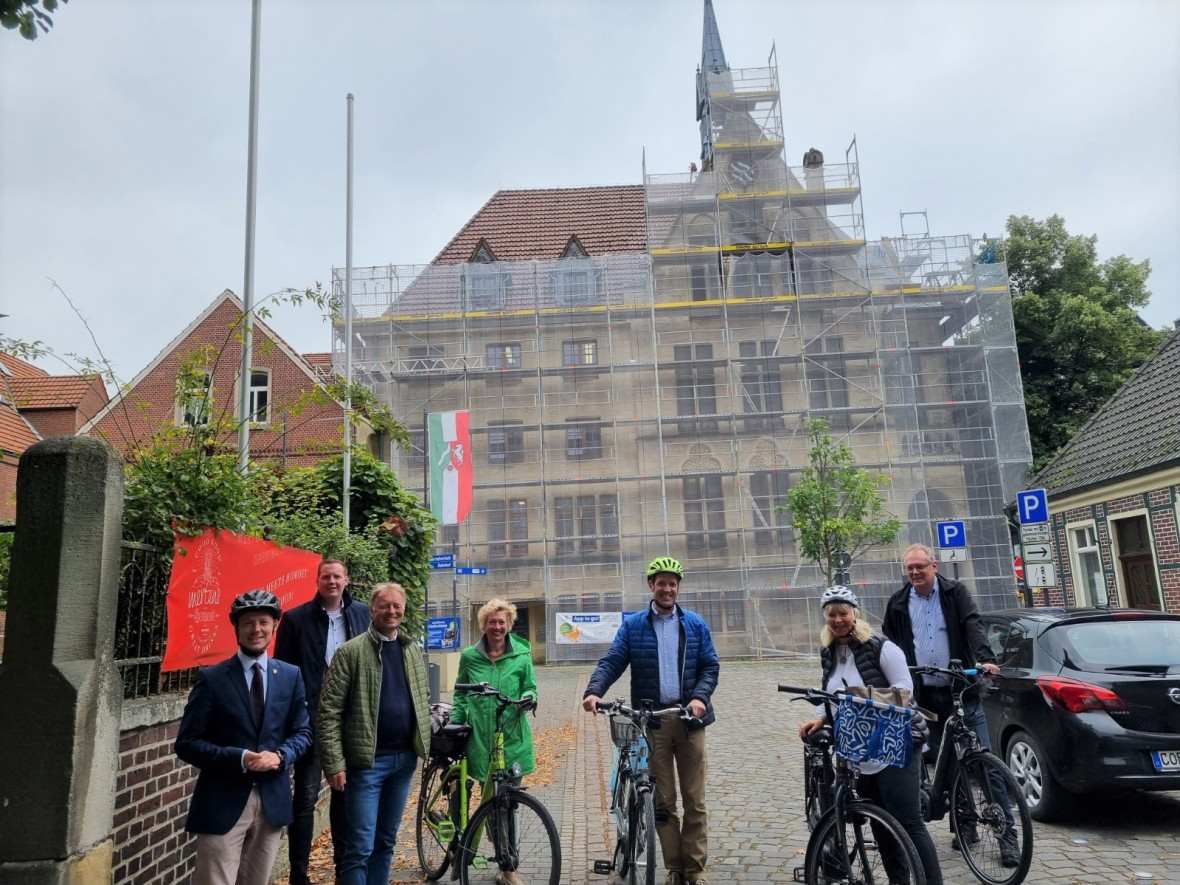 Landrat Dr. Christian Schulze Pellengahr (3. v. r.) trifft vor dem Billerbecker Rathaus Brgermeisterin Marion Dirks (2. v. r.) und weitere Vertreter der Verwaltungsspitze u.a.: Stefan Holthausen (2. r.), Hubertus Messing (3. r.) u. Marion Lammers (4. r.)