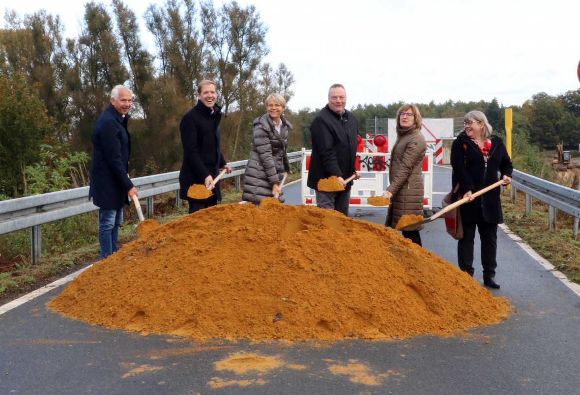 Gute Laune beim offiziellen Spatenstich fr den Neubau der Lippebrcke: Brgermeister Wilhelm Sendermann, Landrat Dr. Christian Schulze Pellengahr, Regierungsprsidentin Dorothee Feller, Landrat Bodo Klimpel, Dr. Petra Beckefeld und Ute Schmitz. 