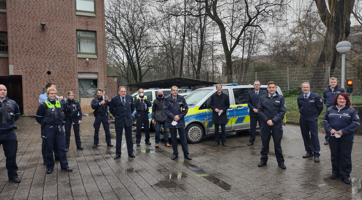 Seinen Dank sprach Landrat Dr. Christian Schulze Pellengahr allen - wie hier den Polizistinnen und Polizisten der Wache Coesfeld aus - die am Heiligen Abend Dienst versahen.  - 