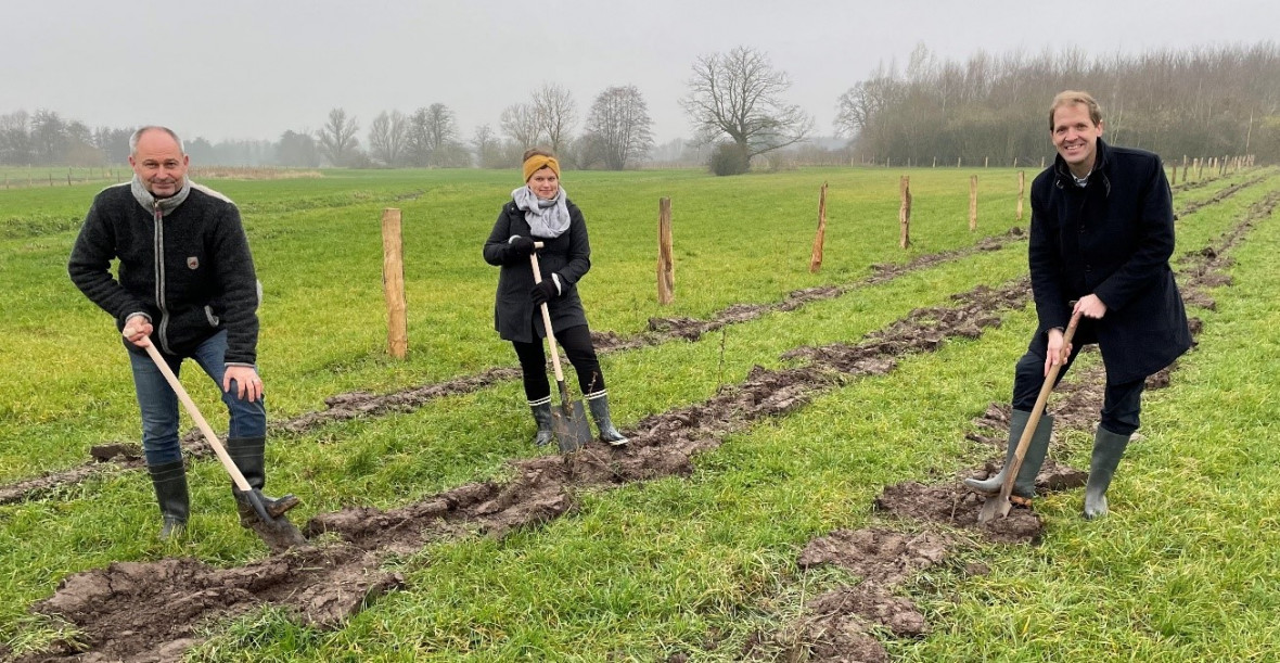 Landrat Dr. Christian Schulze Pellengahr (rechts), Anna Solinski und Christoph Steinhoff von der Unteren Naturschutzbehrde beim ersten Spatenstich, hier als Auftakt am Mersmannsbach in Billerbeck.