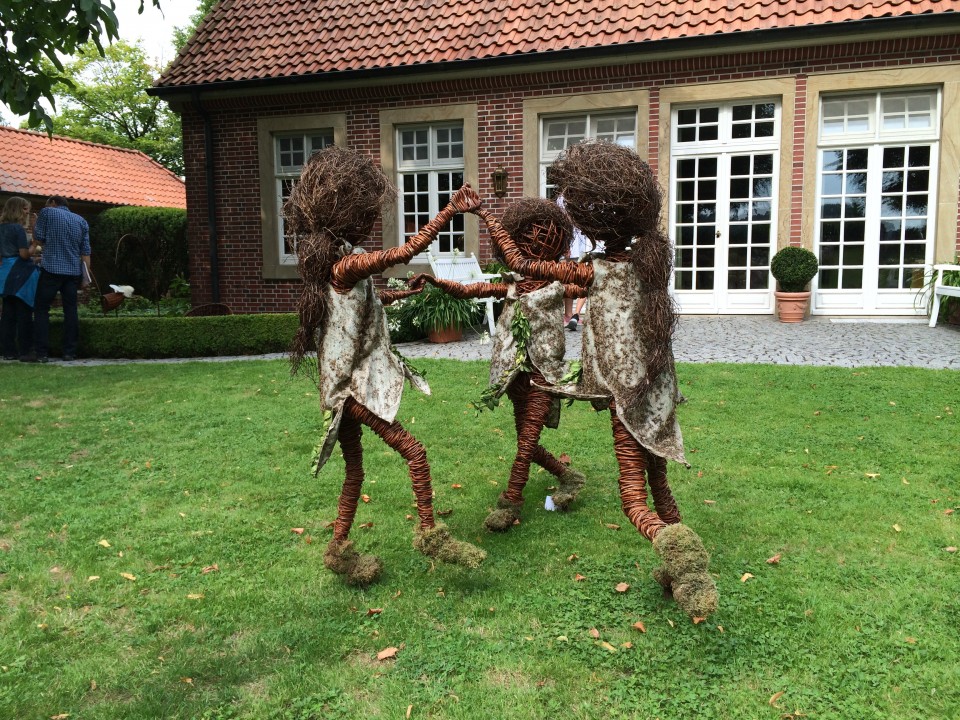 Zogen viele Besucher der Daruper Landpartie in ihren Bann: die Weidenfiguren von Irmgard Wissing im Garten Wutzler in Darup