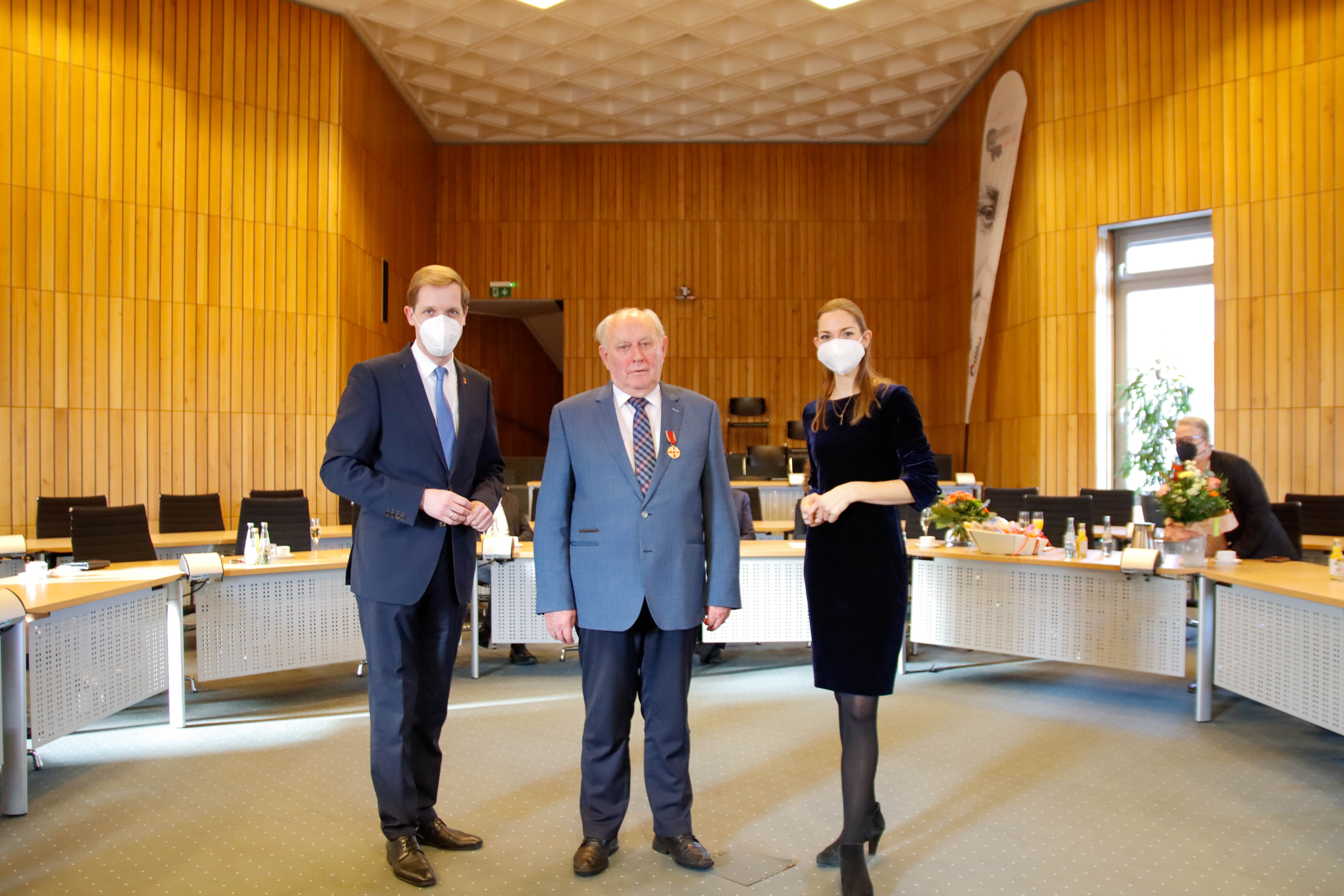 Bernhard Stippel (Mitte) mit Brgermeisterin Eliza Diekmann und Landrat Dr. Christian Schulze Pellengahr nach der Ordensbergabe. 