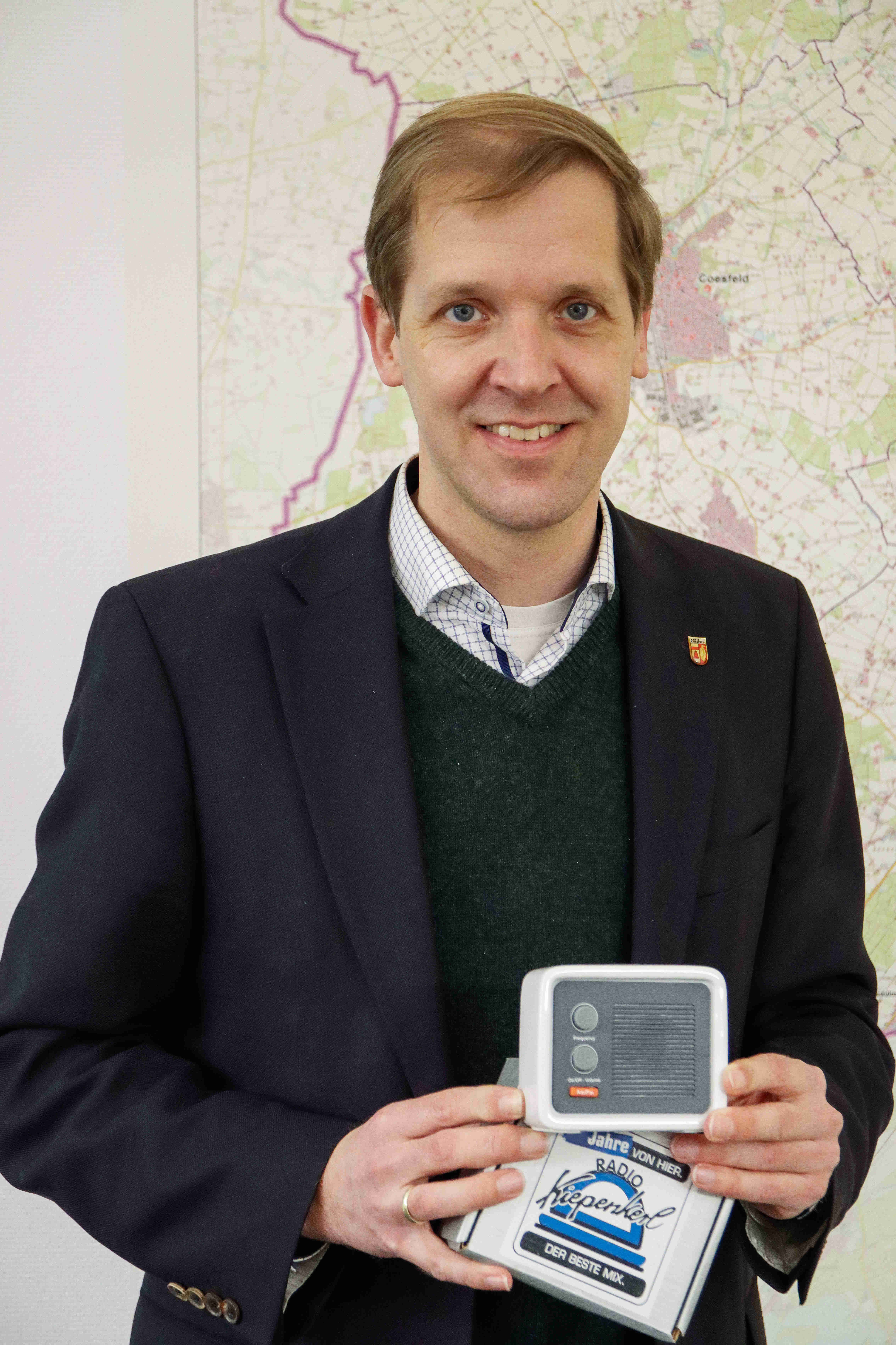 Landrat Dr. Christian Schulze Pellengahr mit dem batteriebetriebenen „Notfallradio“. 