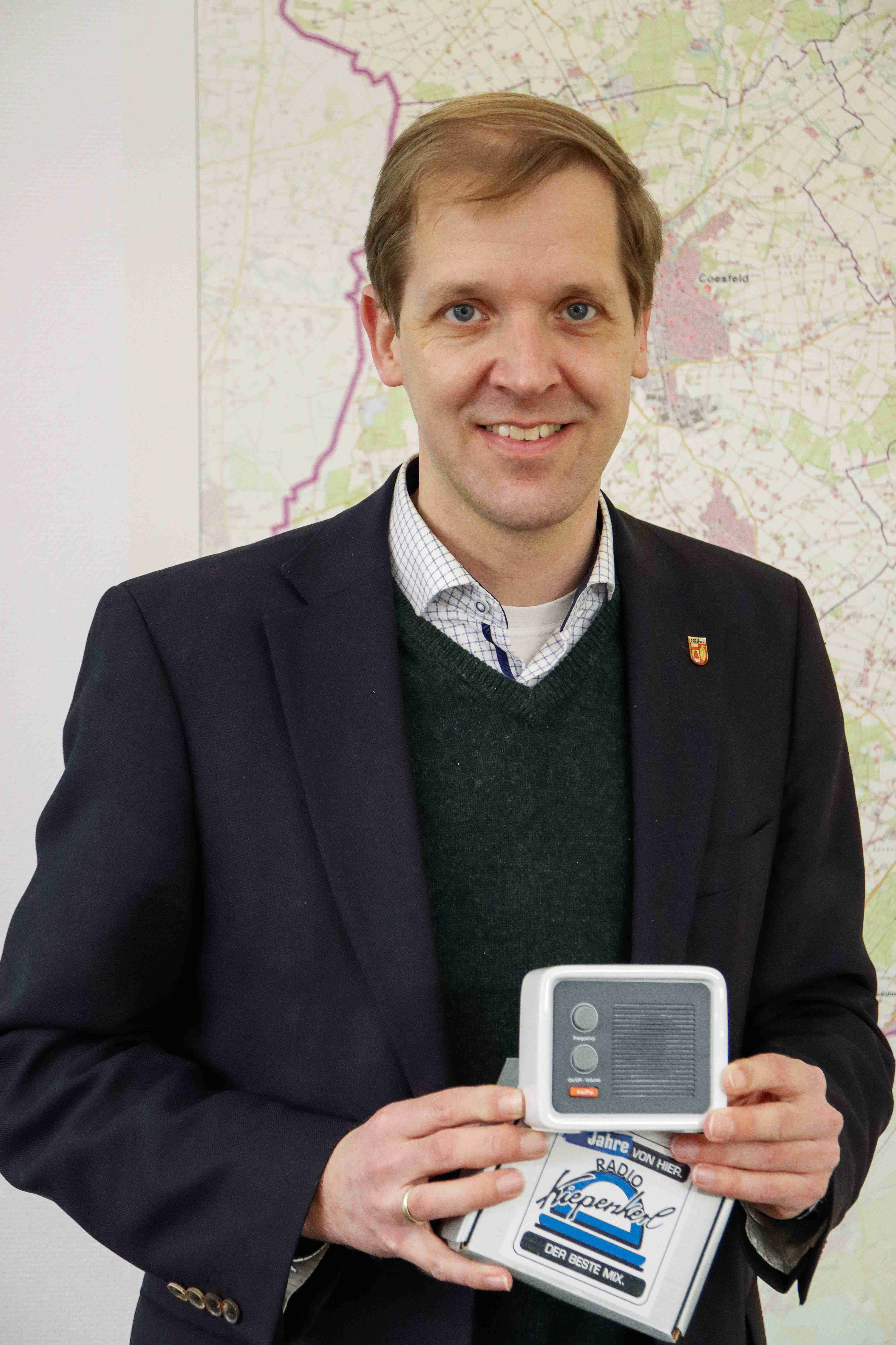 Landrat Dr. Christian Schulze Pellengahr mit dem batteriebetriebenen Notfallradio. 