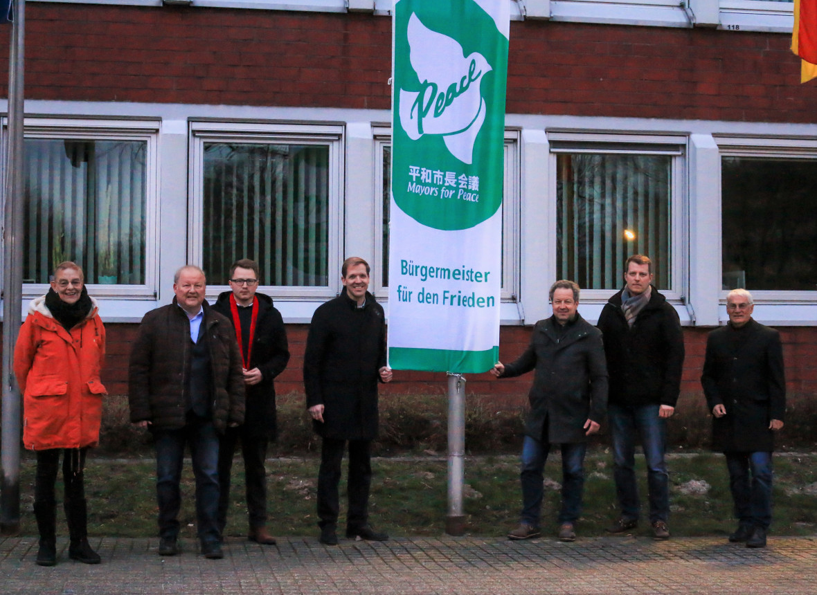 Setzten ein klares Zeichen fr den Frieden: Sonja Crmer-Gembalczyk, Dr. Gnter Kirstein, Johannes Waldmann, Landrat Dr. Christian Schulze Pellengahr, Norbert Vogelpohl, Henning Hne und Klaus-Viktor Kleerbaum. 