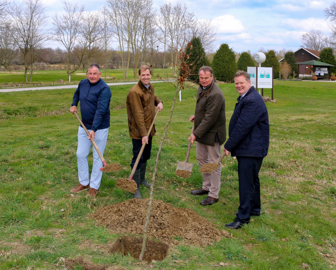 Prof. Dr. Ulrich Paschedag, Landrat Dr. Christian Schulze Pellengahr, Rentmeister Stefan Grnert und Brgermeister Thomas Stohldreier griffen zum Spaten (v.l.n.r.) 