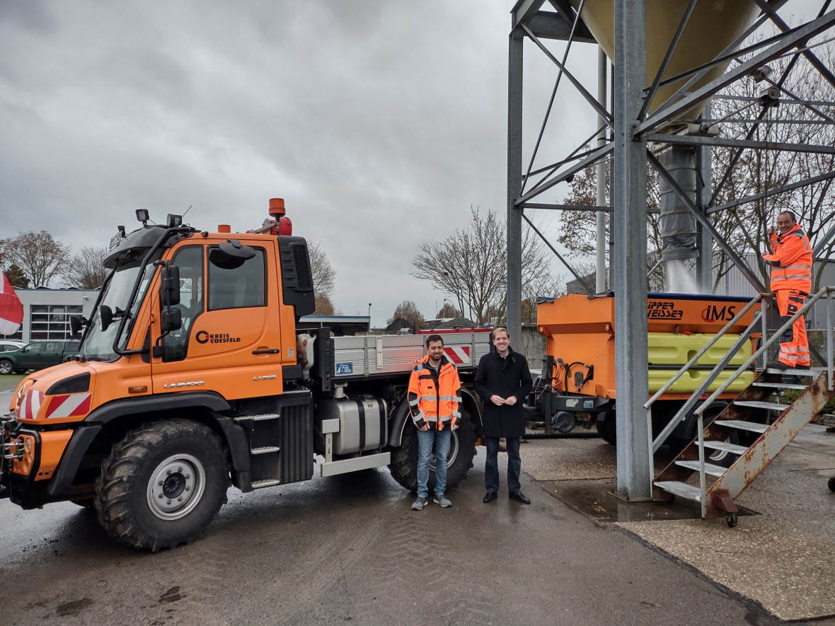 Landrat Dr. Christian Schulze Pellengahr (rechts) und Bauhofleiter Michael Schrder-Osthues mit Mitarbeiter Jens Leutermann am Silo. 