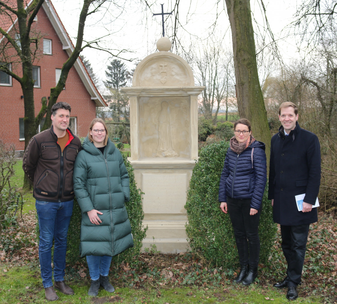 Eheleute Carolin und Philipp Drerup aus Havixbeck zeigten Marina Kallerhoff und Landrat Christian Schulze Pellengahr vom Kreis Coesfeld ihren frisch restaurierten Bildstock.