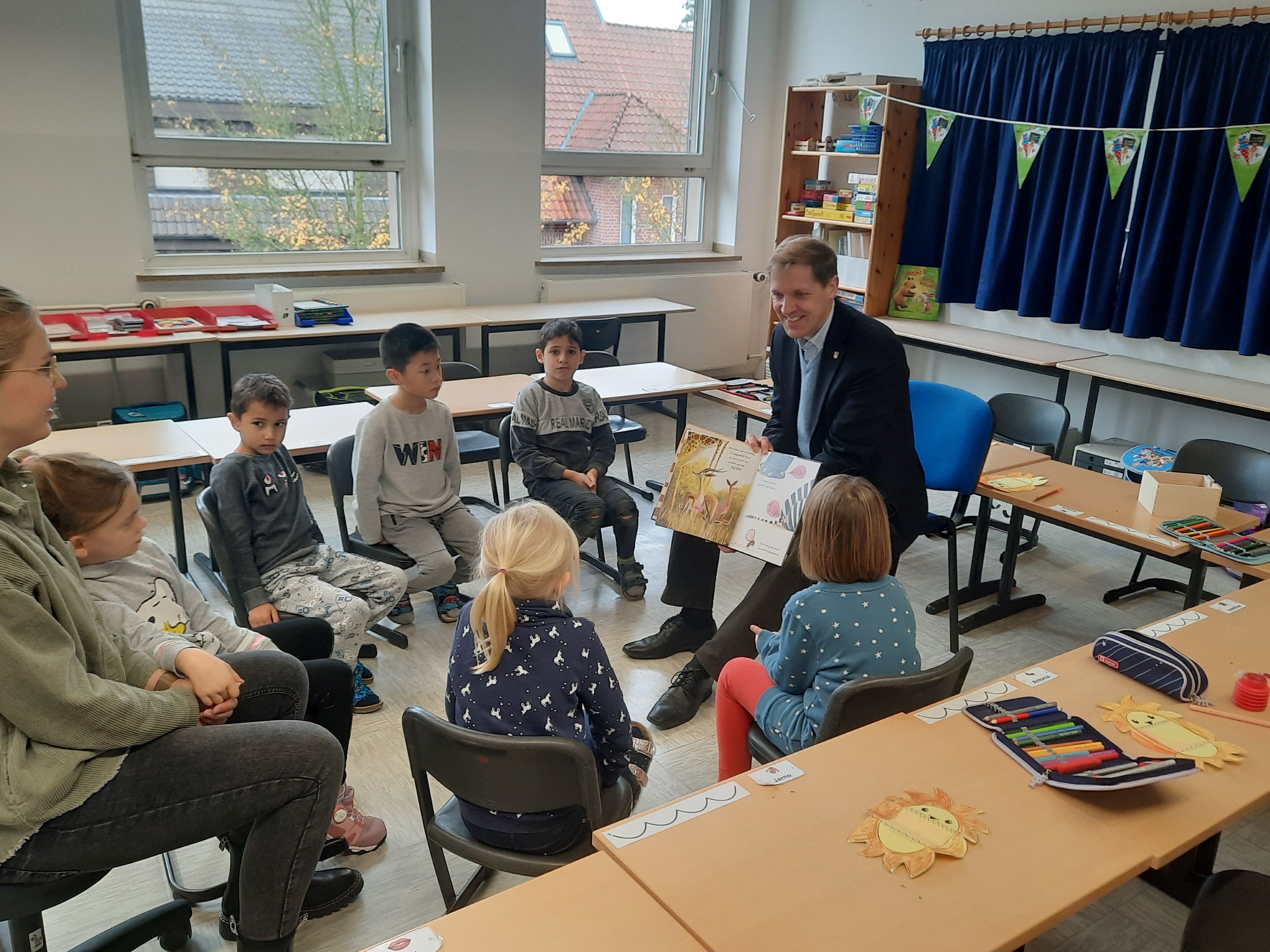 Landrat Dr. Christian Schulze Pellengahr las in der Peter-Pan-Schule in Dülmen vor 