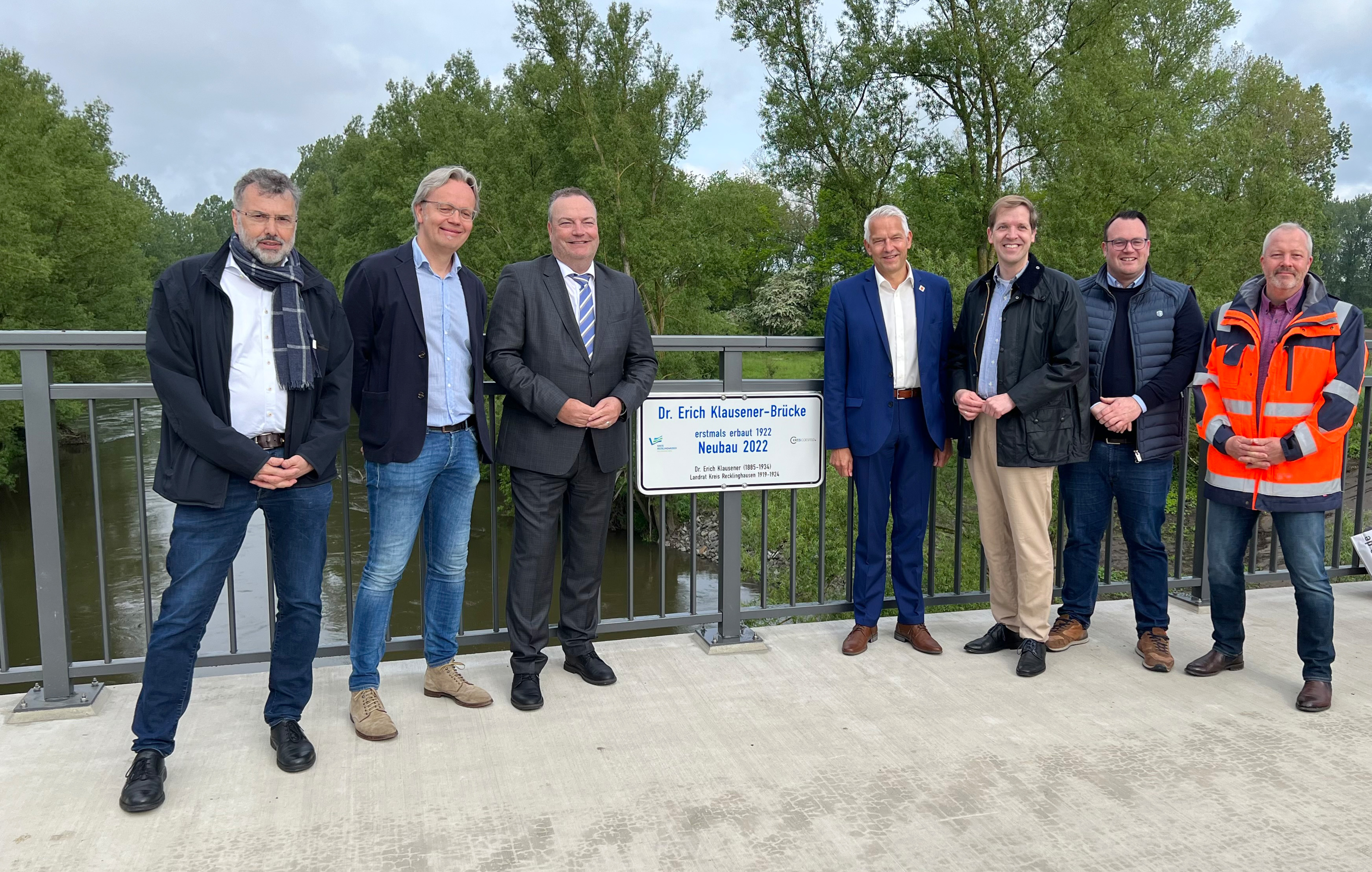 Beide Landräte eröffneten nun mit den am Bauprojekt beteiligten Akteuren die Dr. Erich Klausener Brücke zwischen Ahsen und Olfen.  