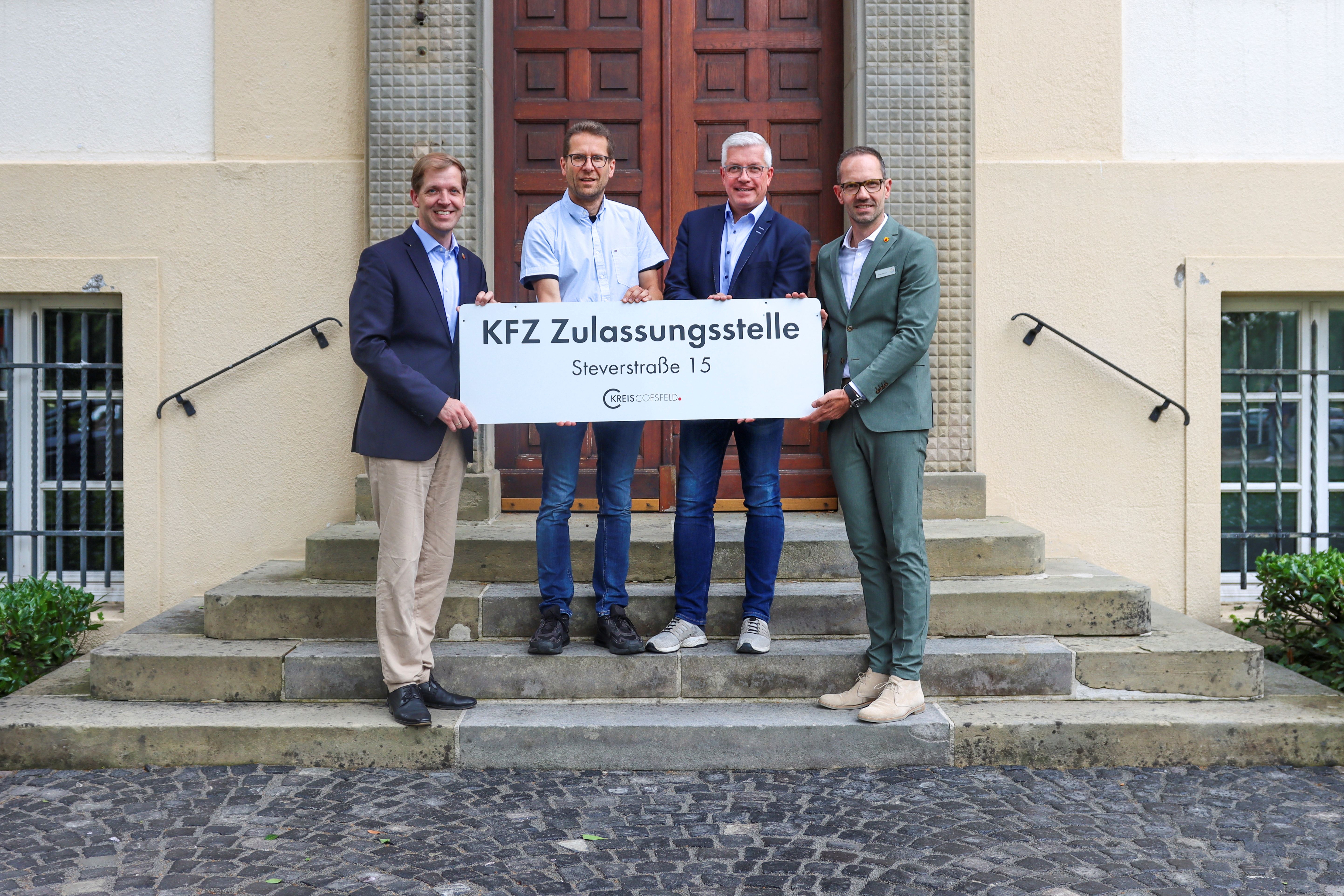 Landrat Dr. Christian Schulze Pellengahr mit Stephan-Matthias Hoffmann, Abteilungsleiter Straenverkehr, Dezernent Ulrich Helmich und Brgermeister Ansgar Mertens (v.l.n.r.) vor der neuen Zulassungsstelle in Ldinghausen. 